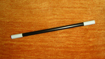 Ein Zauberstab auf orangenem Untergrund